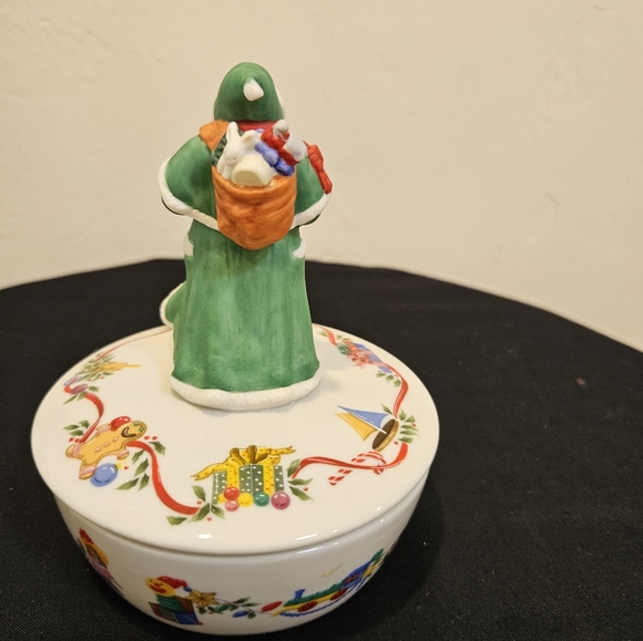 Lenox Victorian Santa Music Box - Picture 3 of 8